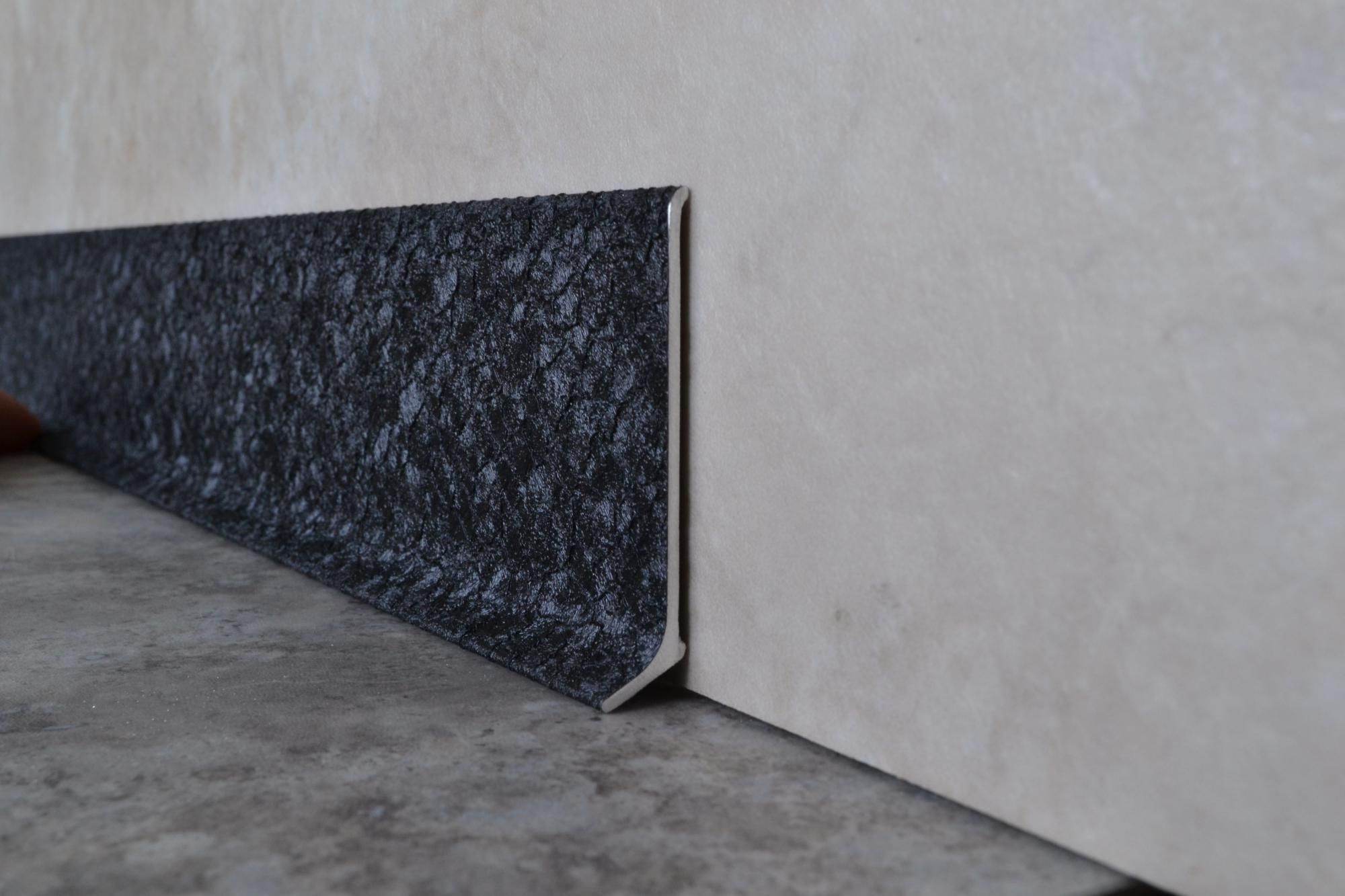 Плинтус алюминиевый L-образный текстура кожи черная (2500*11*60 мм) — купить в Туле